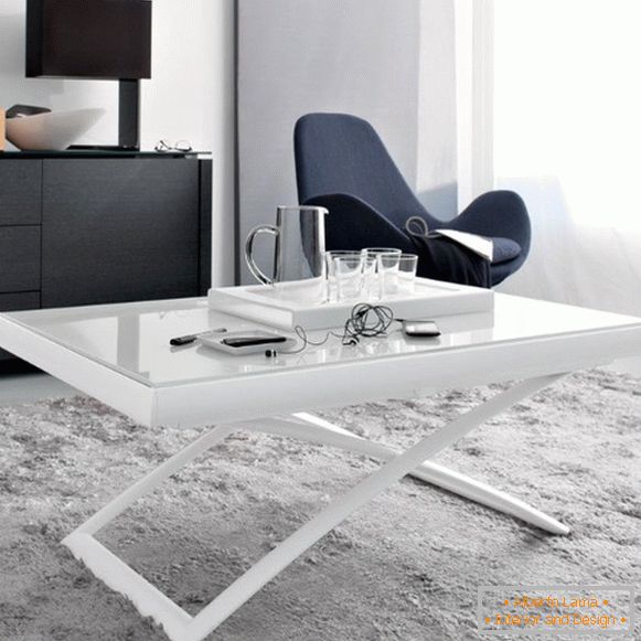 skladací stôl v bielej farbe so skleneným vrchlíkom