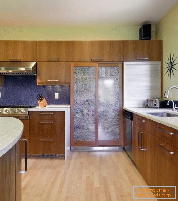 Drevené posuvné dvere kupé v kuchyni so sklom