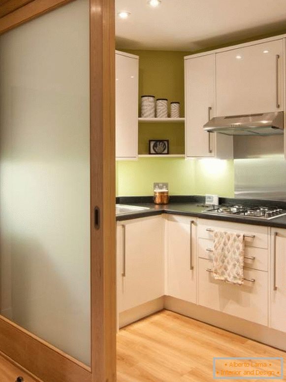 Krásny dizajn kuchyne s posuvnými dverami z dreva