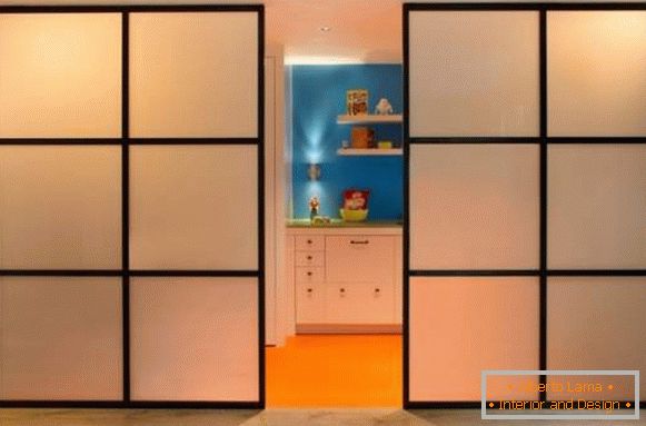 Moderné posuvné dvere medzi kuchyňou a ostatnými miestnosťami