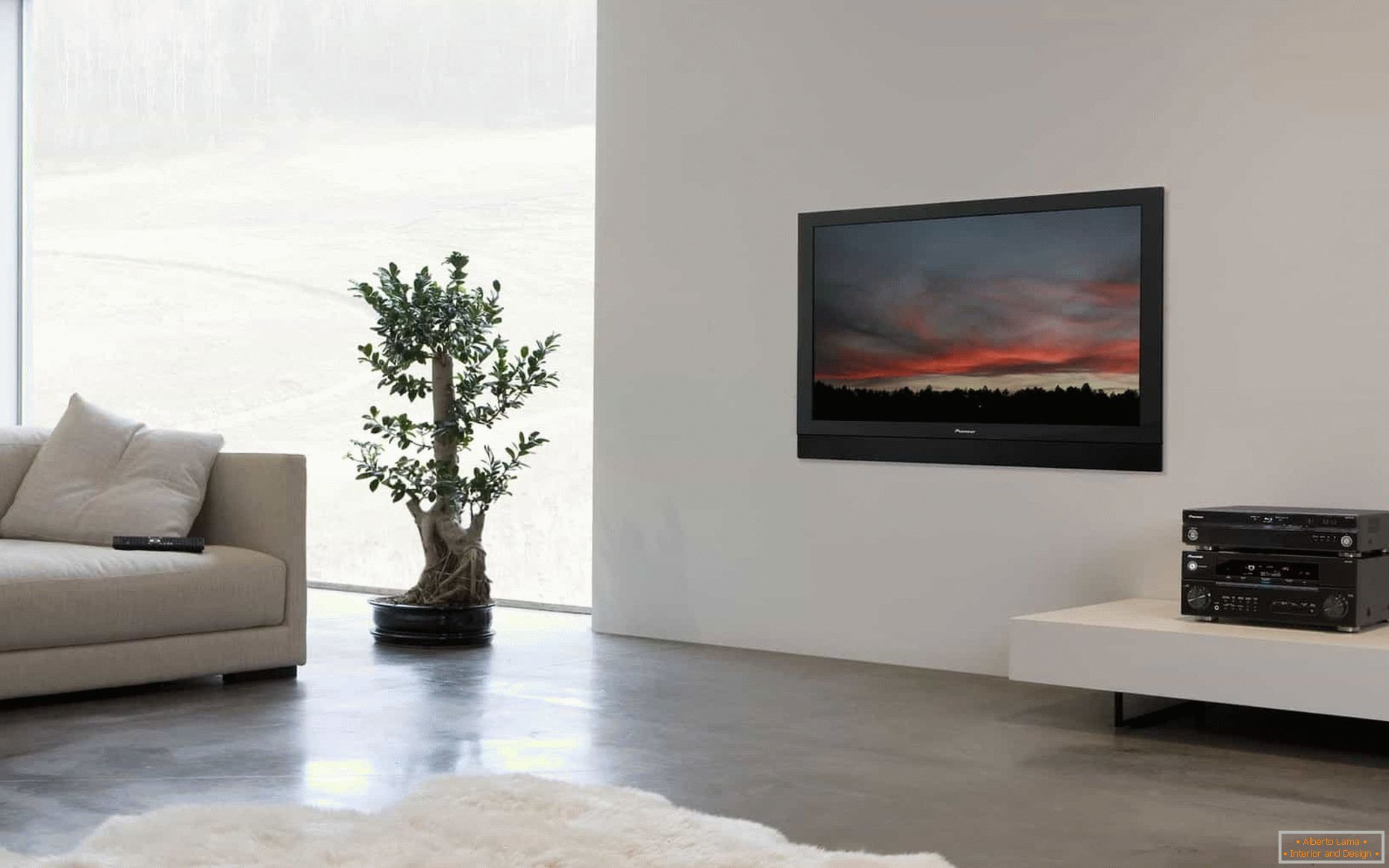 TV na bielej stene v obývacej izbe