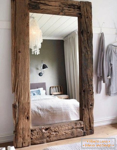 Veľké zrkadlo v spálni
