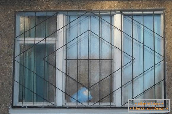 Zvárané kovové mriežky na oknách - foto z fasády