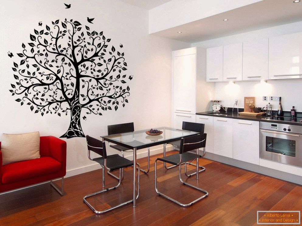 Strom s vtákmi na stene kuchyne-jedáleň