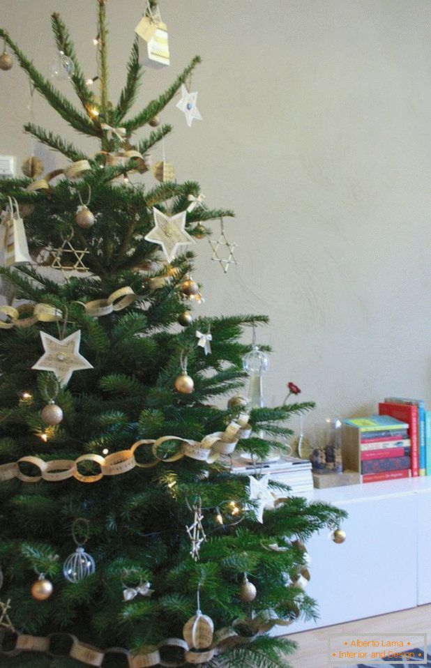 Vianočný strom zdobený našimi domácimi hračky