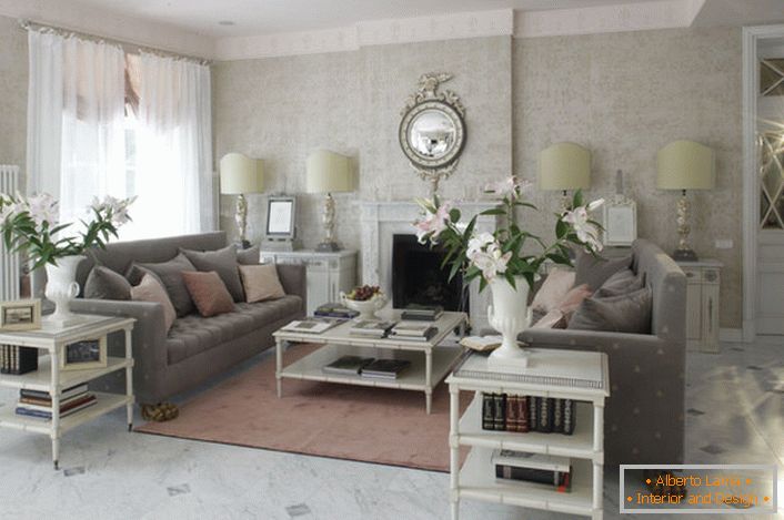 Obývacia izba vo francúzskom štýle je vyzdobená svetlými farbami. V miestnosti je romantická, útulná atmosféra.
