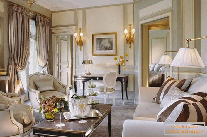 Malá izba je navrhnutá v súlade s požiadavkami francúzskeho štýlu. Dobrým príkladom osvetlenia obývacej izby. 