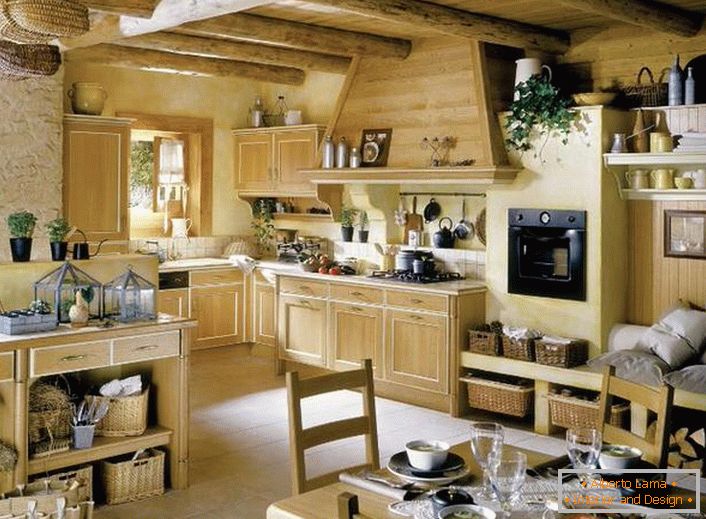 Kuchyňa vo francúzskom štýle z masívneho dreva je vyzdobená kvetmi, ktoré sú rovnomerne usporiadané okolo miestnosti. 