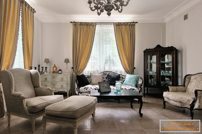 Francúzsky štýl v interiéri hosťovskej izby vyzerá uvoľnene a elegantne. Jeho elegantný interiér prináša hladkú líniu nábytku a správne zvolené osvetlenie.