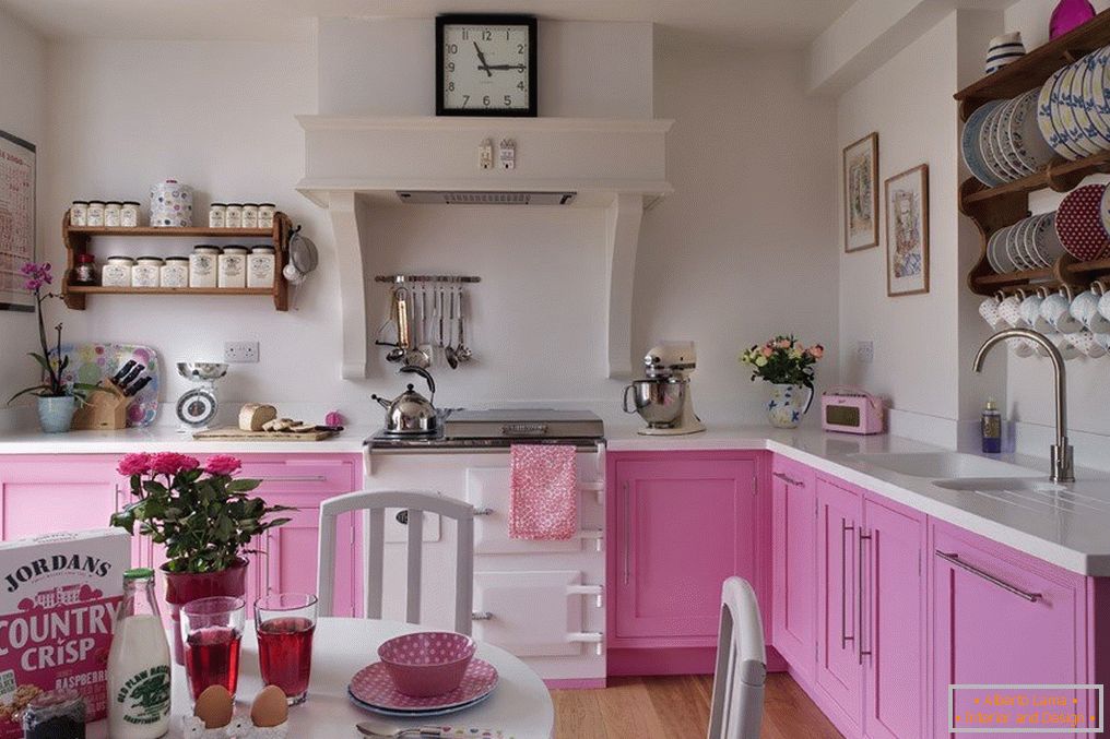 Kuchyňa v ružovej farbe
