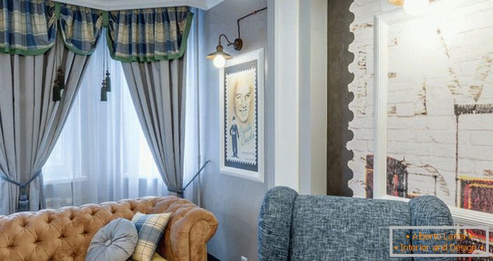 V modernom interiéri obývacej izby mladšej umeleckej rodiny môžete vždy nájsť tradičné prvky. Dávajte pozor na pohovku Chester, záclony z ťažkých textílií a paletu farieb v dekorácii stien. 