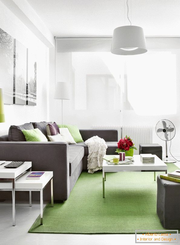 Interiér obývacej izby s ľahkými zelenými akcentmi