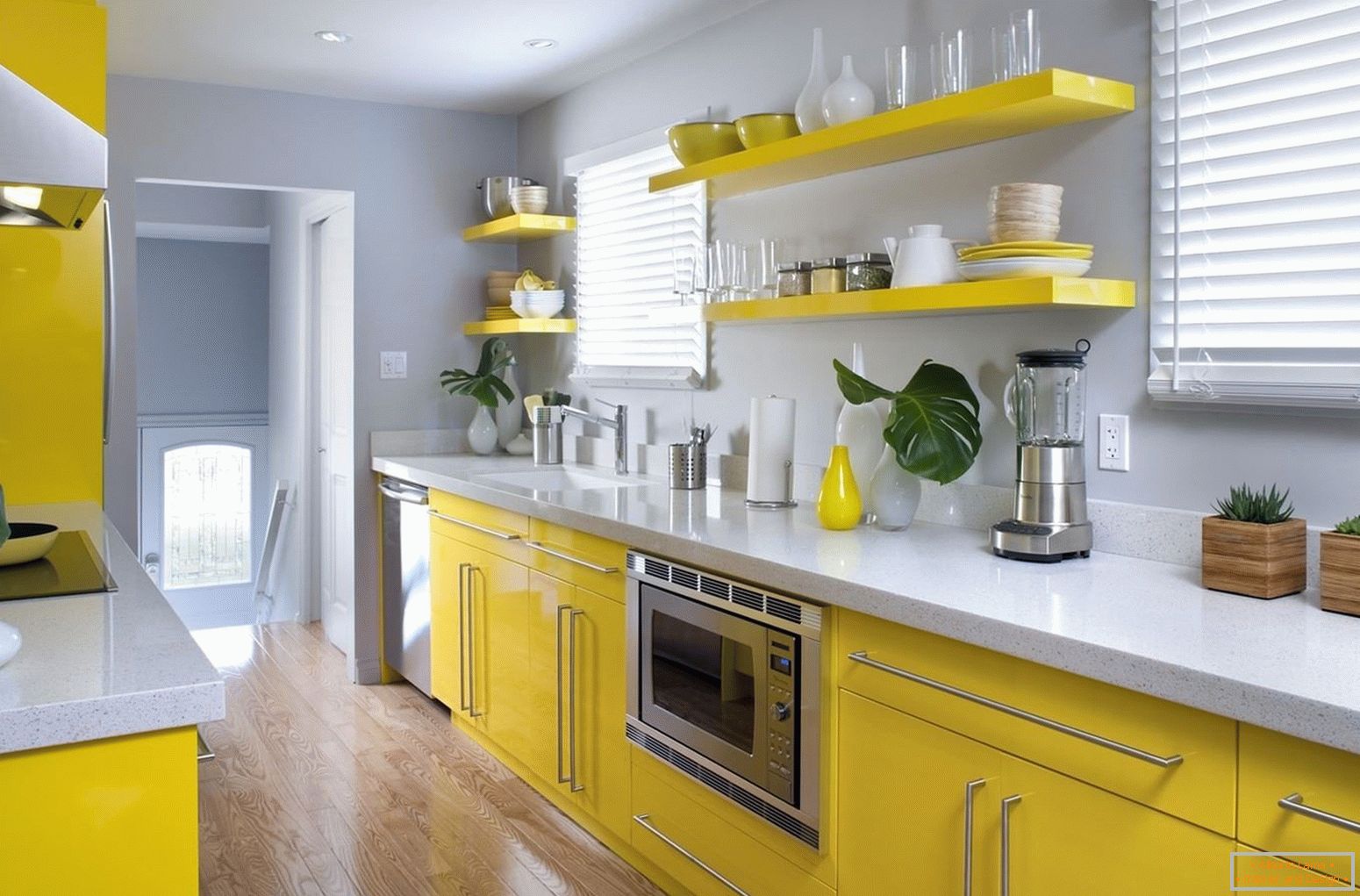 Kombinácia žltého nábytku a sivých stien v kuchyni