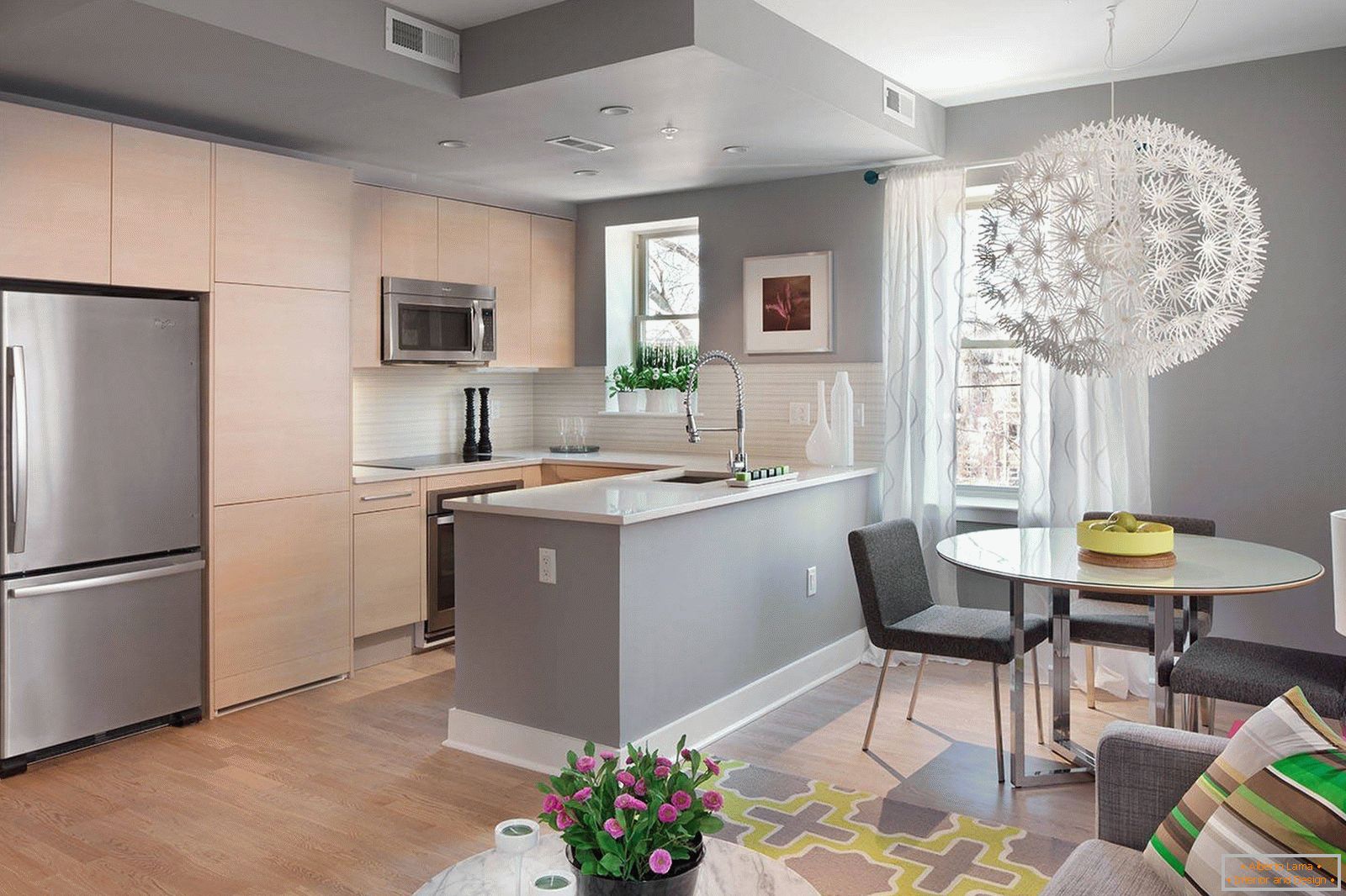 Kuchyňa-obývacia izba so sivým interiérom