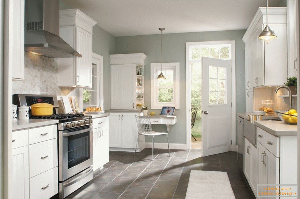 Biely nábytok a sivé steny v interiéri kuchyne