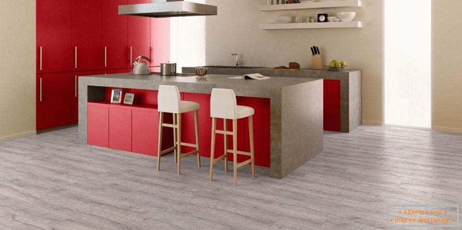 Kombinácia šedej podlahy, béžových stien a červeného nábytku v kuchyni