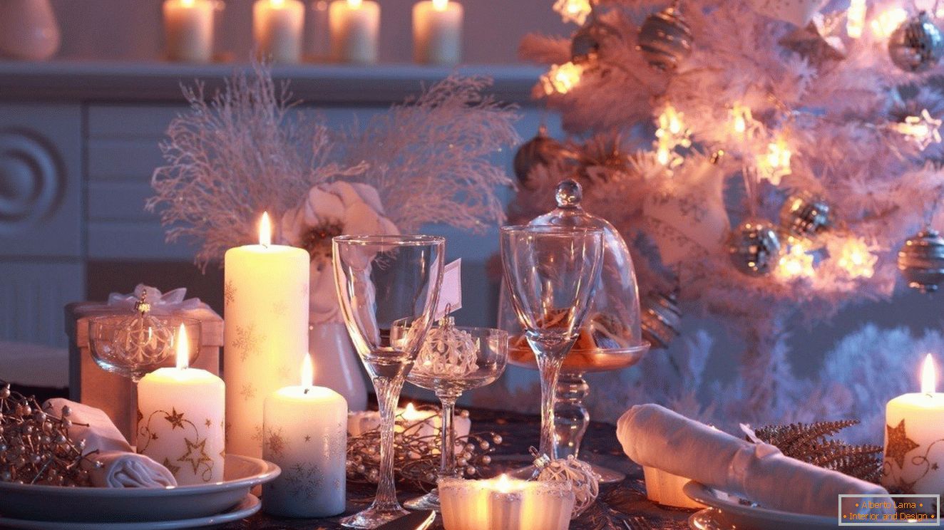 Používanie sviečok rôznych veľkostí v dekorácii nového roka
