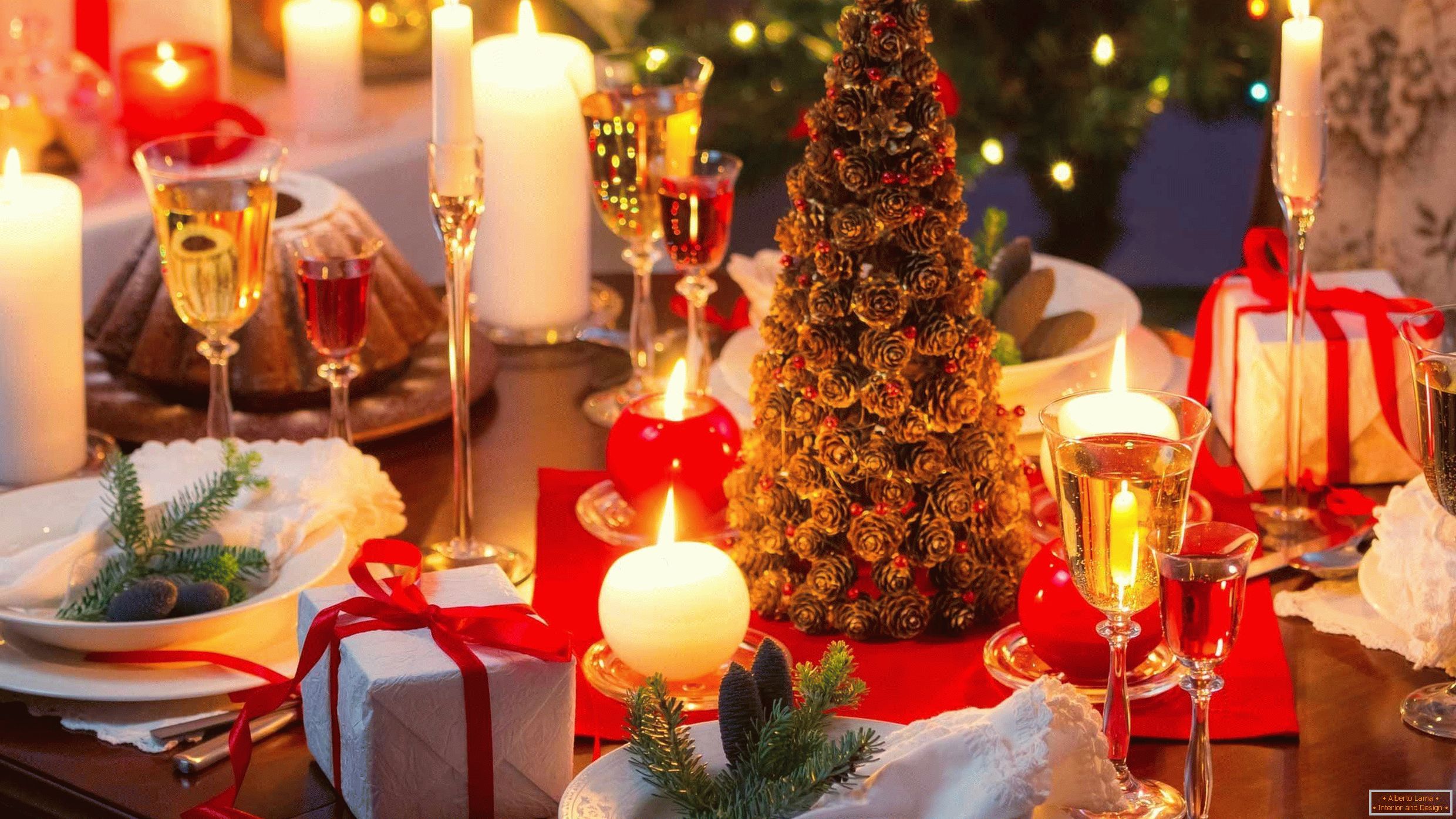 Slávnostný vianočný strom skutočných kužeľov