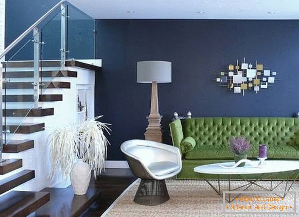 Zelená pohovka a modré steny v obývacej izbe