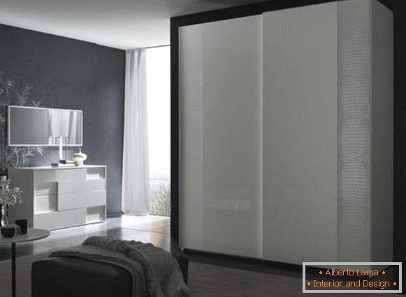 Krásne ložnice skrinky - biela lesk fotografie