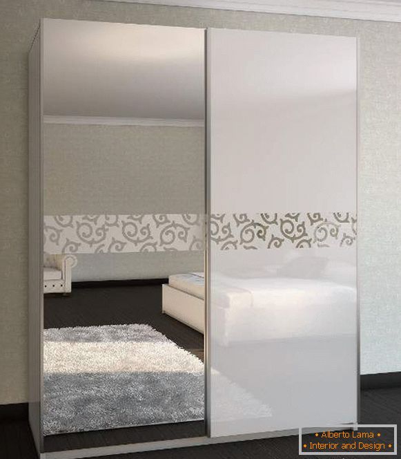 Moderné kupé skrine - fotografický dizajn v spálni so zrkadlom