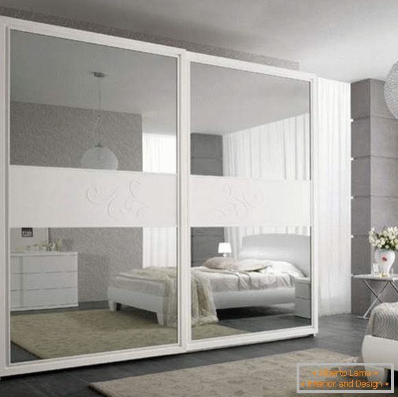 Spálňa s šatníkom so zrkadlovými dverami - foto