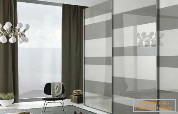 Dvojfarebná skriňa so sklenenými dverami v obývacej izbe