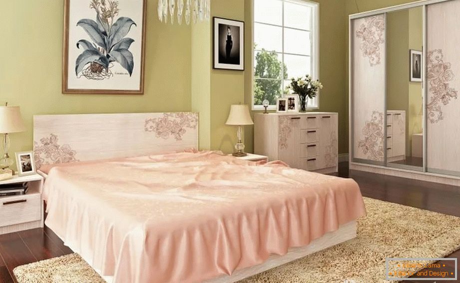 Skriňa a vitráže v spálni s nábytkom rovnakého dizajnu