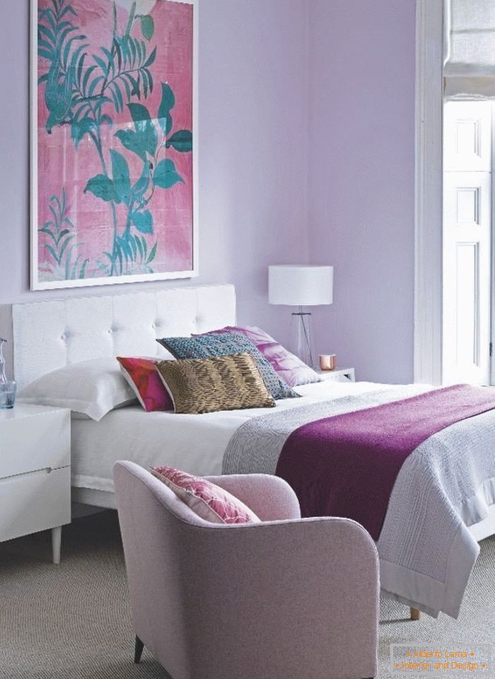 Útulná spálňa v farbe fialovej
