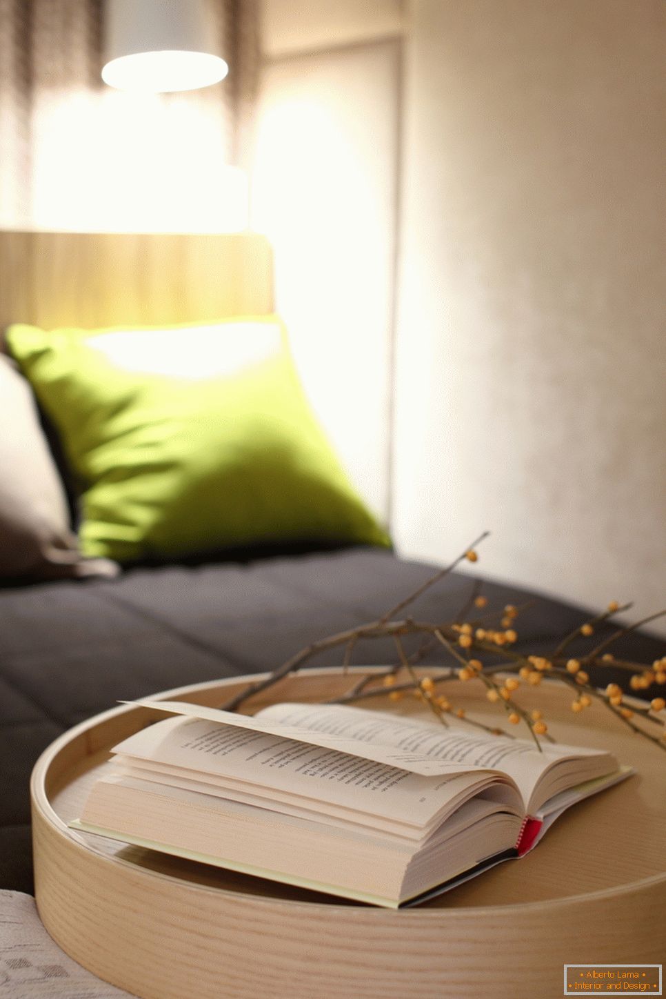 Stôl na čítanie na posteli