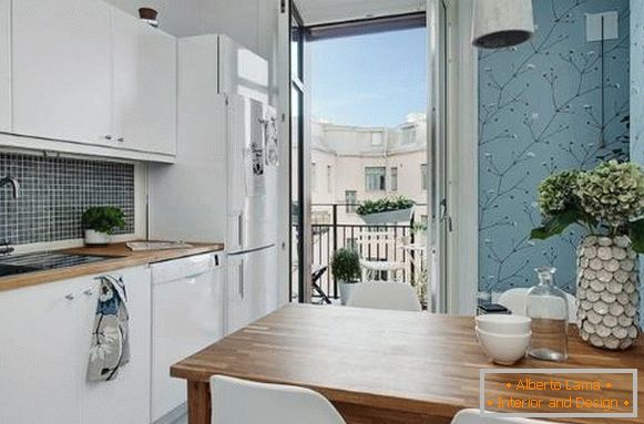 Kuchyňa s balkónom v jednom apartmáne v škandinávskom štýle