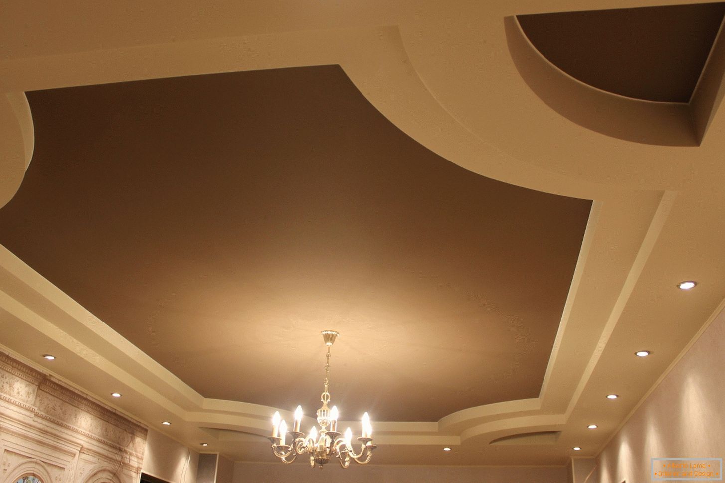 Matné strešné PVC stropy pre hosťovskú izbu vo vidieckom dome. Viacvrstvová konštrukcia stropov je zaujímavá v svetlej béžovej a tmavo hnedej farbe.