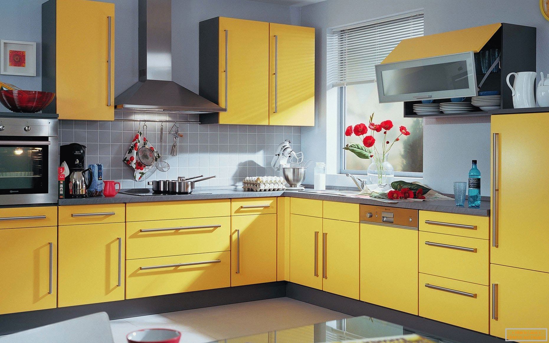 Steny v pastelových farbách, žltá kuchyňa