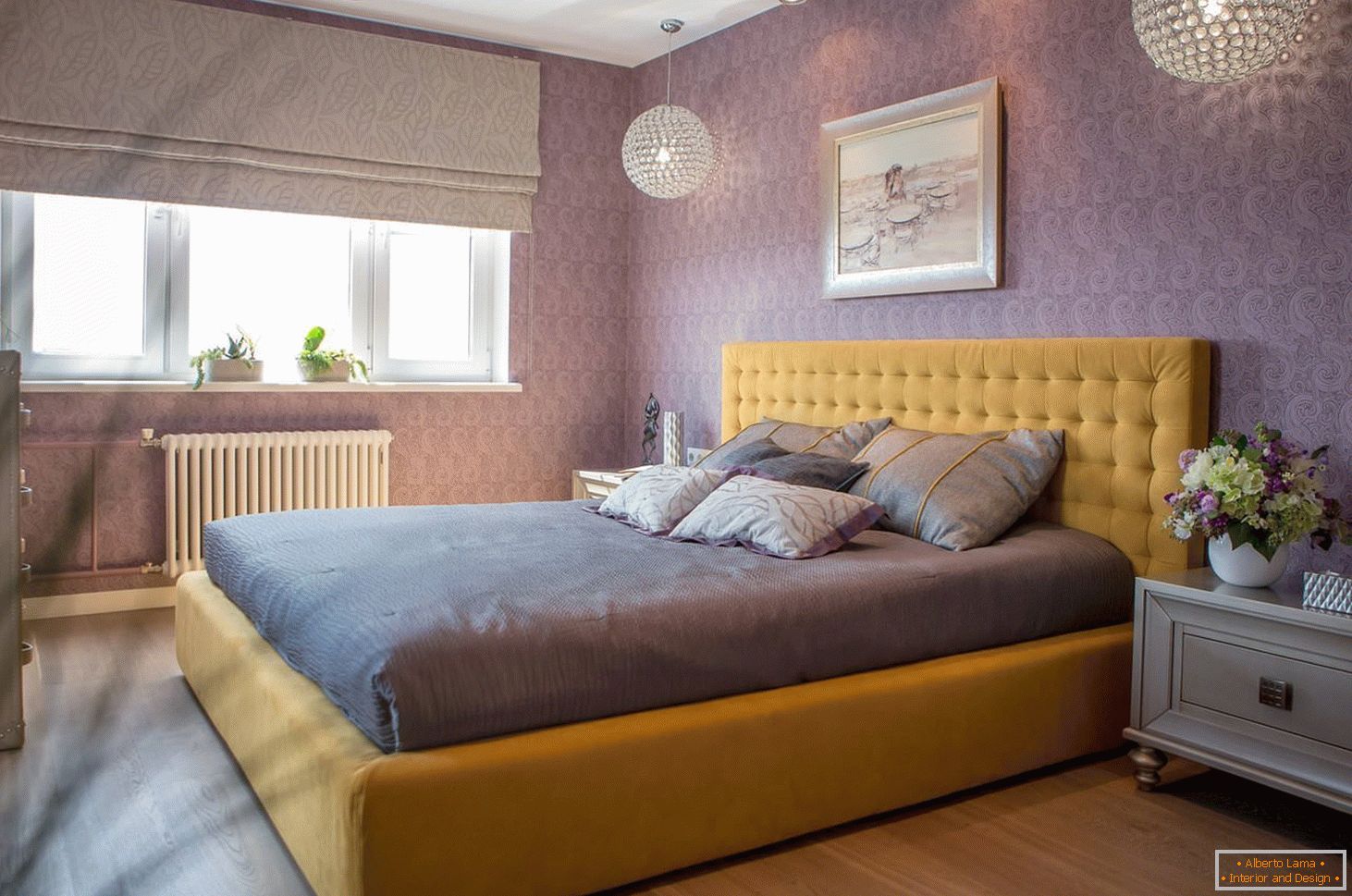 Žltá posteľ vo fialovom interiéri