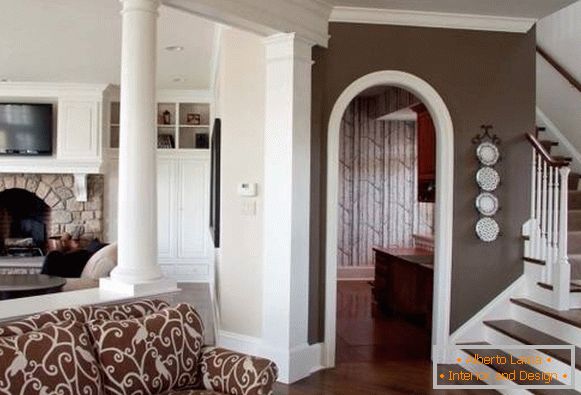 Interiér domu v kombinácii bielej a hnedej farby