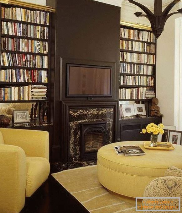 Kombinácia tmavo hnedej v interiéri obývacej izby so žltou farbou