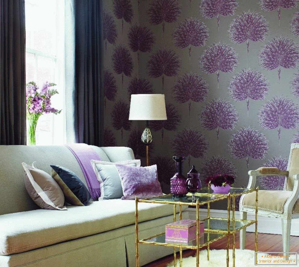 Obývacia izba s fialovými detailmi