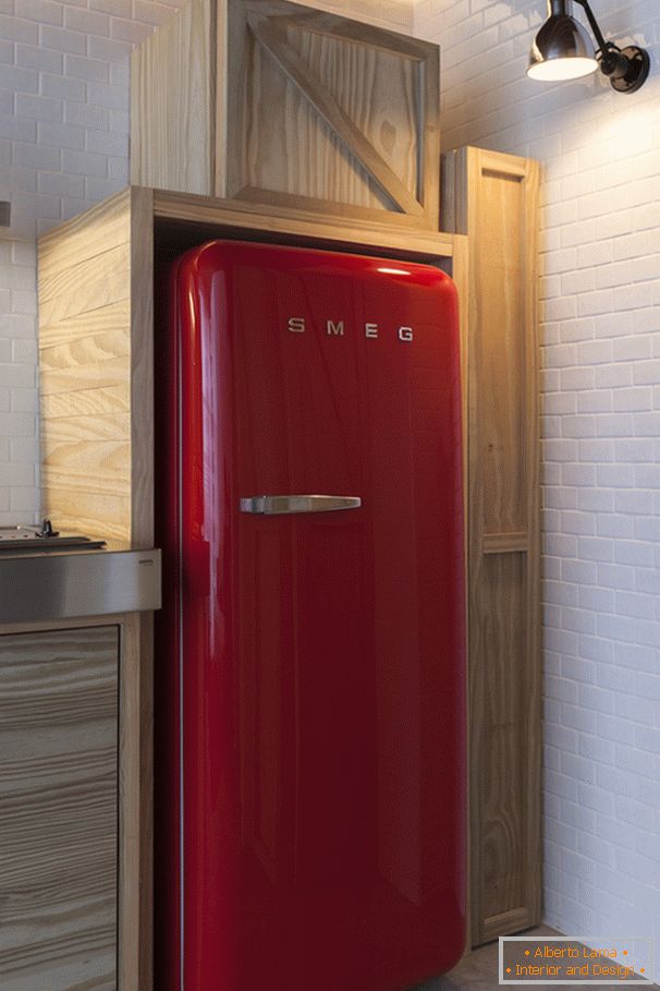 Červená chladnička v interiéri malého bytu