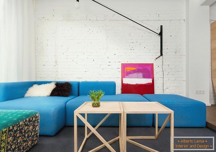 Neobvyklým riešením pre škandinávsky štýl je mäkký nábytok s bohatou modrou farbou