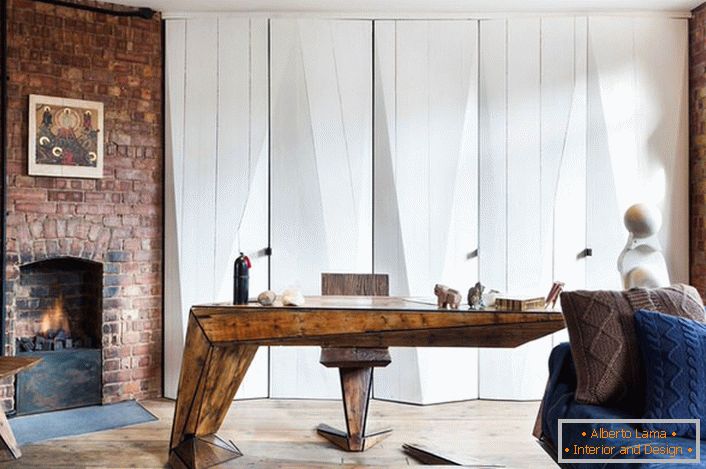 Obývacia izba s vlastnou kanceláriou je vyzdobená krbom na drevo. Neobvyklým dekoratívnym prvkom sa stávajú háčkované vankúšiky, ktoré vytvárajú štýl podkrovia v teple a útulnosti. 