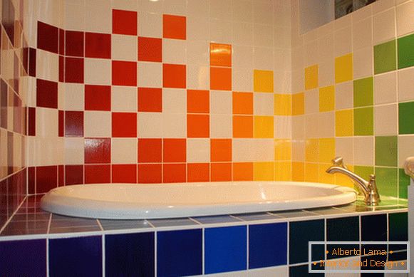 Farebné dlaždice v kúpeľni