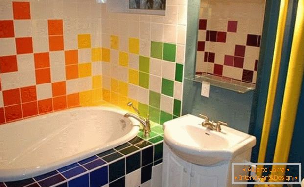 Farebné dlaždice v kúpeľni