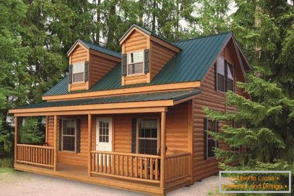 Maľované drevené domy - fotografie so zelenou strechou