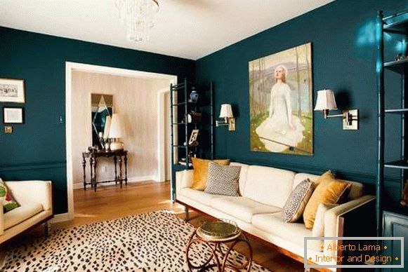 Tmavozelená farba stien v obývacej izbe