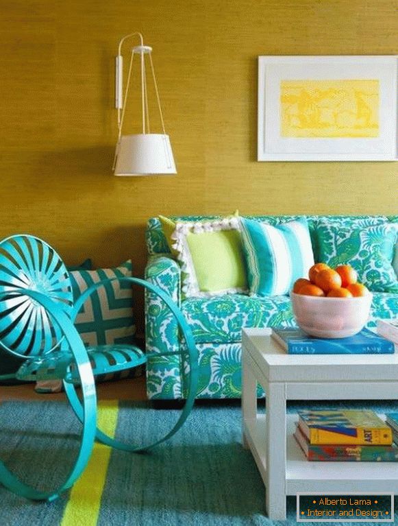 Horčičná farba stien v obývacej izbe
