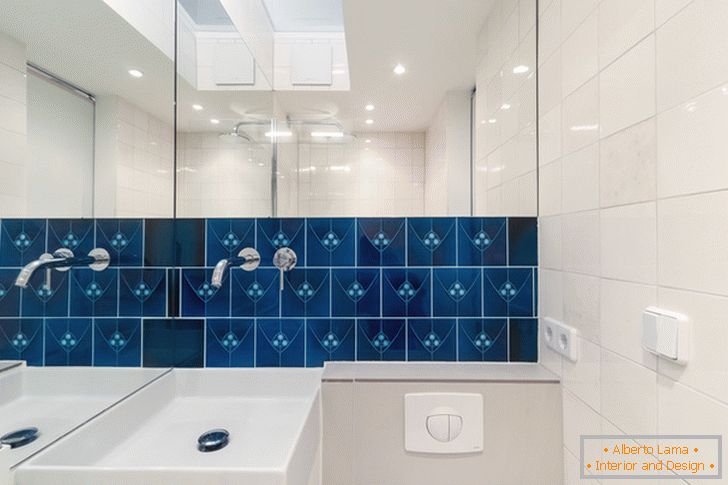 Modré dlaždice na stene v kúpeľni