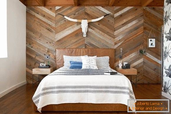 Obraz spálne v modernom štýle s drevenými panelmi