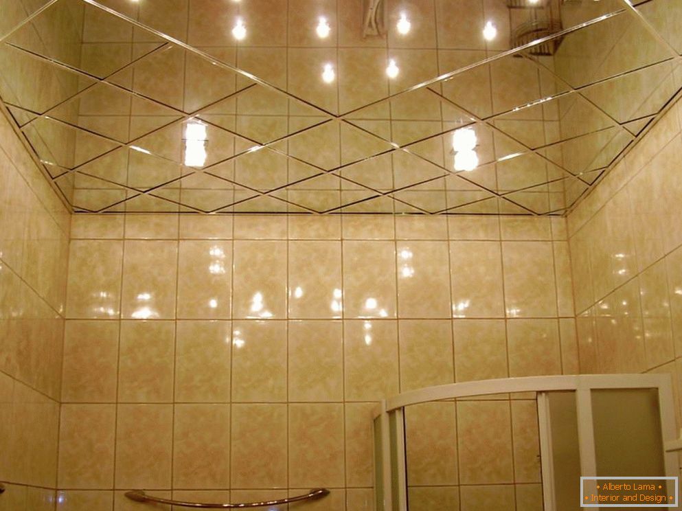 Zrkadlové stropy v kúpeľni