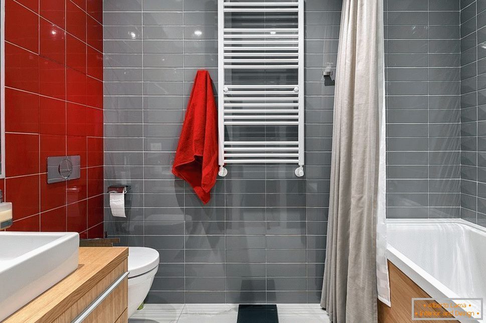 Červeno-sivé steny v kúpeľni