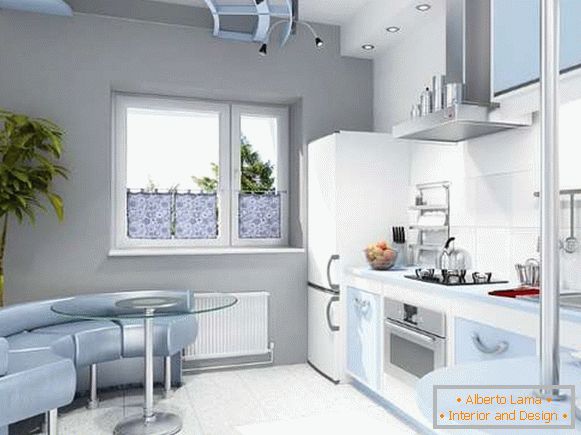 Interiér malej kuchyne v súkromnom dome - dizajn v bielej a modrej tóne